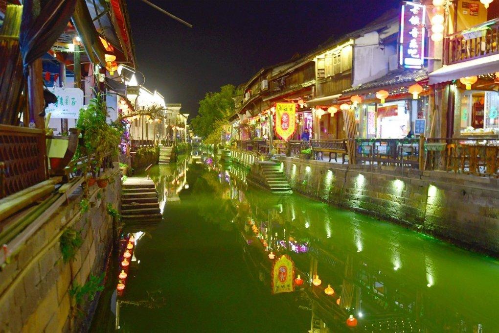紫色无袖背心搭配白色牛仔短裤,既清爽又性感的穿搭你会喜欢吗?-专业问答网站